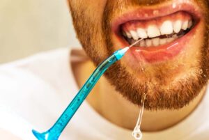 Utilizar un irrigador dental tiene múltiples beneficios para tus dientes y encías